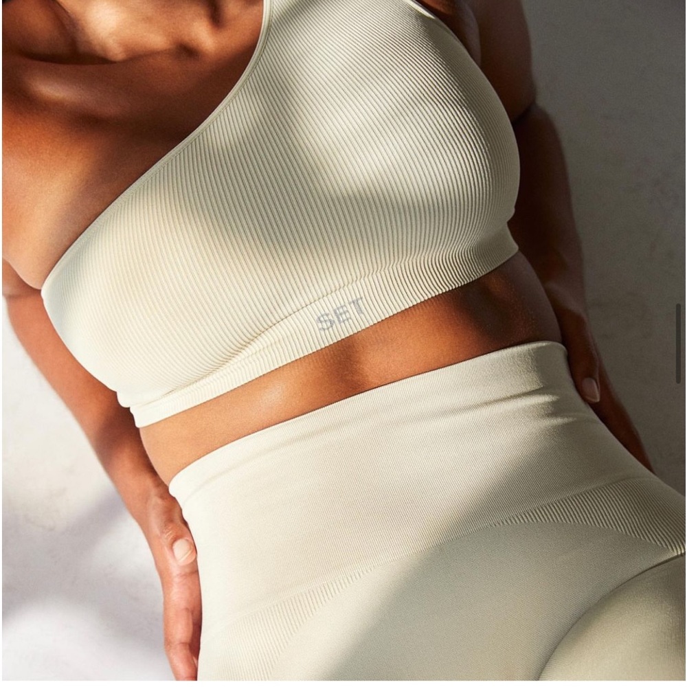 Set active sculptflex set in “Oatmilk” size medium